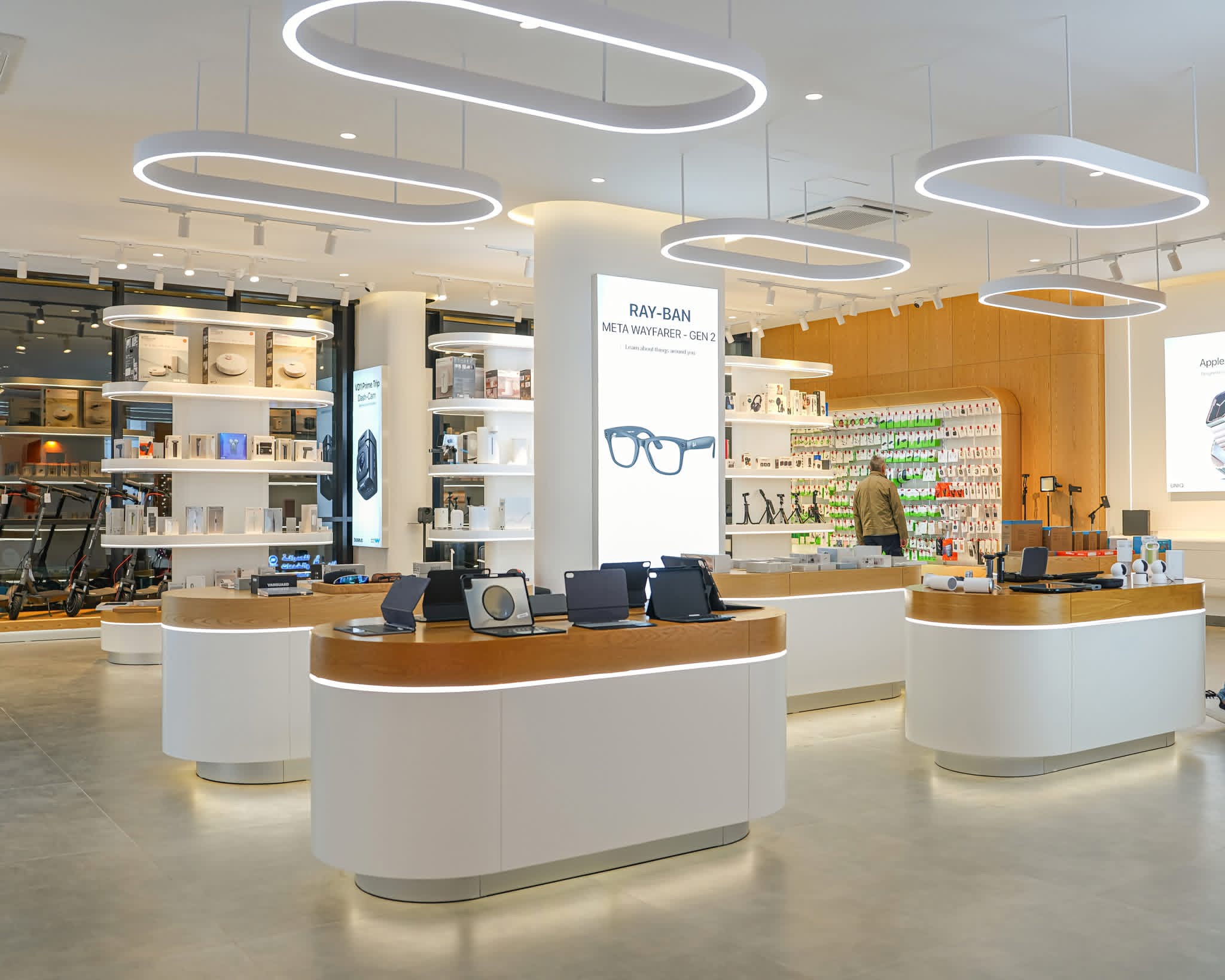Photo: Sales floor with a Ray-Ban display column